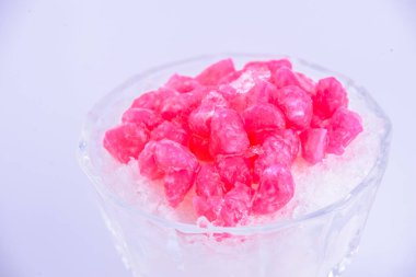 Tayland tatlısı. Bardakta şerbetli su kestanesi..