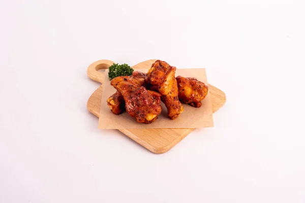 Beyaz arka planda fırında tavuk kanadı biberi..