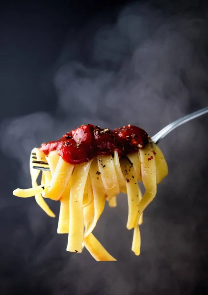 Domates ve fesleğenli spagetti. İtalyan mutfağı. seçici odak.