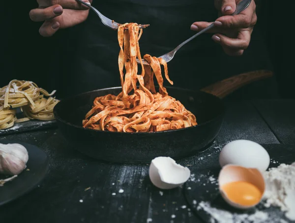 Domates ve fesleğenli spagetti. İtalyan mutfağı. seçici odak.