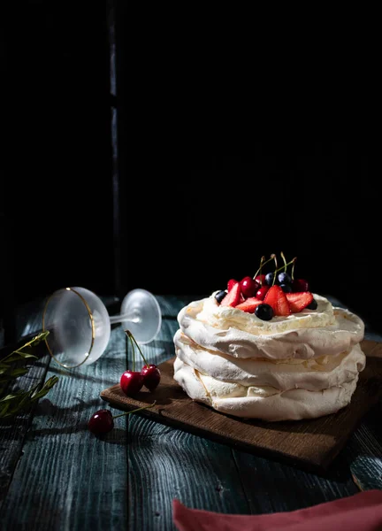 Siyah arkaplanda böğürtlenli pasta, seçici odak, sığ alan derinliği.