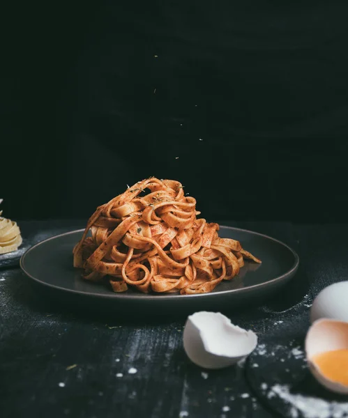 Domates ve fesleğenli spagetti. İtalyan mutfağı. seçici odak.