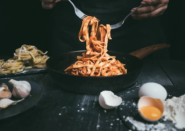 İtalyan usulü spagetti, harika bir manzara. kopyalama alanı. yiyecek arka planı, yakın plan