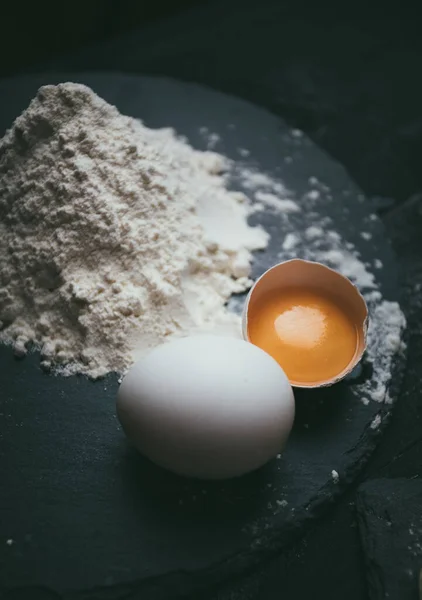 Masada pişirmek için yumurta ve un.