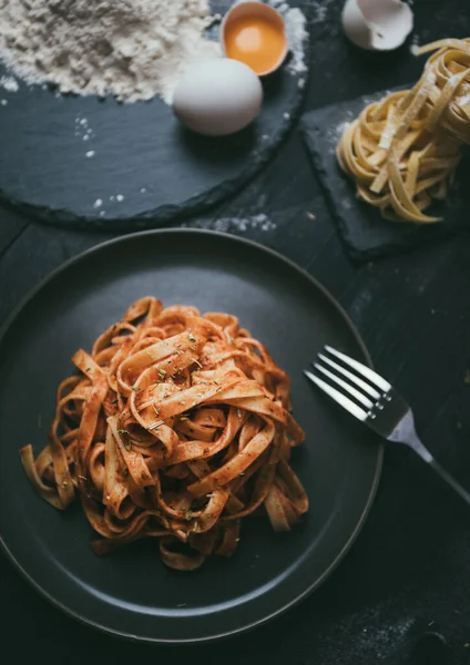 İtalyan usulü spagetti, harika bir manzara. kopyalama alanı. yiyecek arka planı, yakın plan