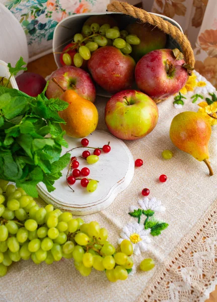 Sonbahar elmaları ve sebzeler mutfaktaki masada.