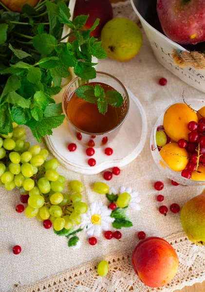 Tahta arka planda meyve ve böğürtlen ile taze meyve suyu