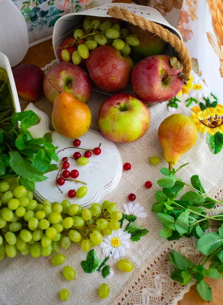 Sonbahar hasadı, elmalar, armutlar, üzümler, böğürtlenler, meyveler ve sebzeler ahşap arka planda