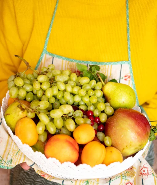 Bir sepet dolusu taze meyve, seçici bir odak..