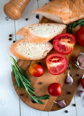 Domatesli bruschetta ve ahşap arka planda fesleğen. en üstteki görünüm.