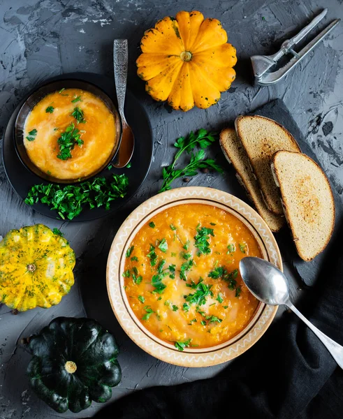 Kremalı ve otlu balkabağı çorbası. en üstteki görünüm.