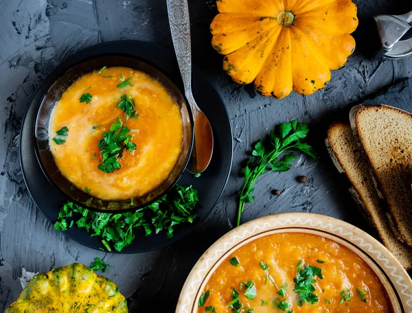 Kabak kremalı çorba, kızarmış ekmek ve şifalı otlar. en üstteki görünüm.