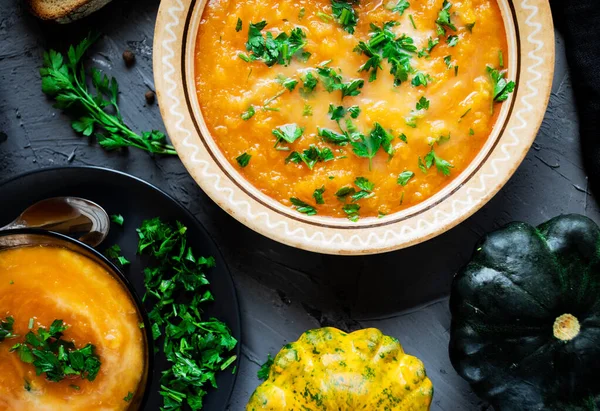 Beyaz tabakta taze sebzeli krema çorbası. en üstteki görünüm