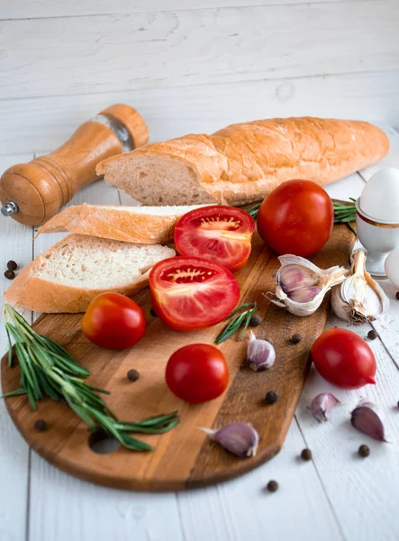 Domatesli bruschetta ve ahşap arka planda fesleğen. en üstteki görünüm.
