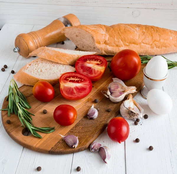 Domatesli bruschetta ve ahşap arka planda fesleğen. en üstteki görünüm.