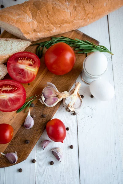 Domatesli bruschetta ve ahşap arka planda fesleğen. en üstteki görünüm.