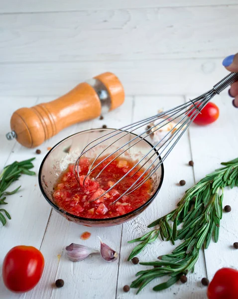 Domatesli bruschetta ve ahşap arka planda fesleğen. en üstteki görünüm.