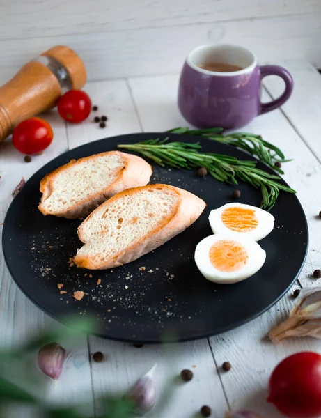 Domatesli bruschetta ve ahşap arka planda fesleğen. en üstteki görünüm.