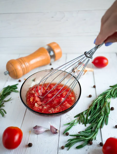 Domatesli bruschetta ve ahşap arka planda fesleğen. en üstteki görünüm.