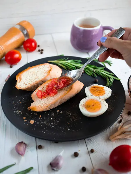 Domatesli bruschetta ve ahşap arka planda fesleğen. en üstteki görünüm.