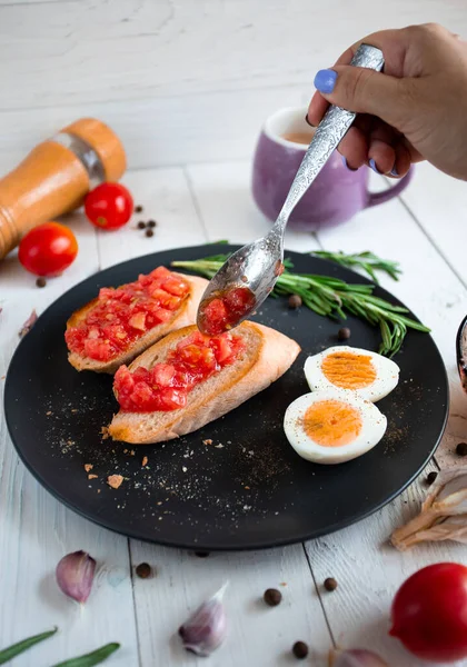 Domatesli bruschetta ve ahşap arka planda fesleğen. en üstteki görünüm.