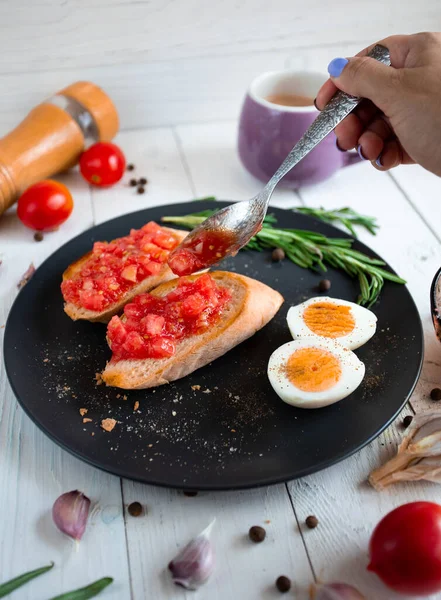 Domatesli bruschetta ve ahşap arka planda fesleğen. en üstteki görünüm.