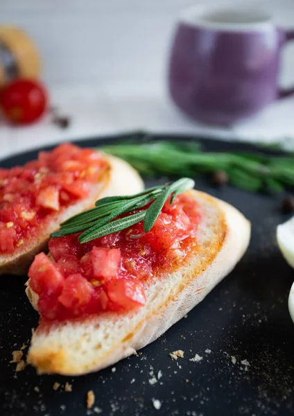 Domatesli bruschetta ve ahşap arka planda fesleğen. en üstteki görünüm.