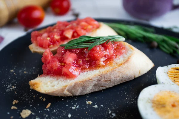 Domatesli bruschetta ve ahşap arka planda fesleğen. en üstteki görünüm.
