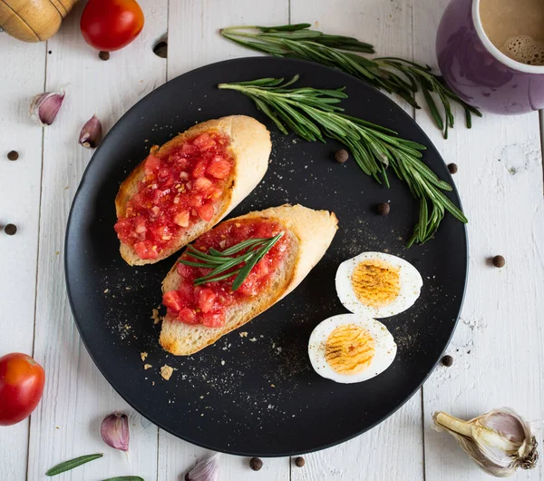 Domatesli bruschetta ve ahşap arka planda fesleğen. en üstteki görünüm.