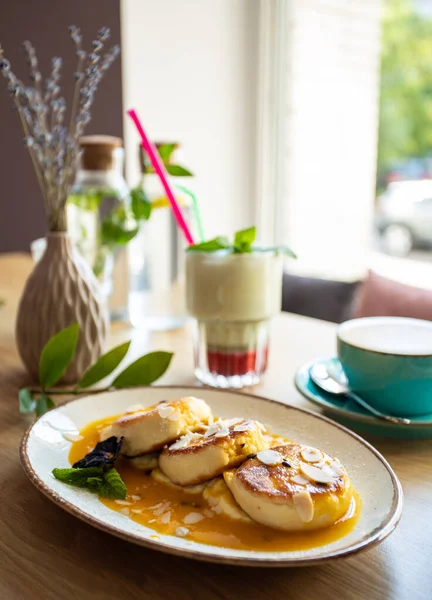 Kahvaltı süzme peynirli krep ve karamel soslu fındık.