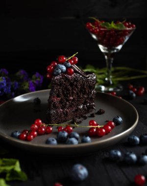 Koyu renkli böğürtlenli lezzetli çikolatalı pasta.
