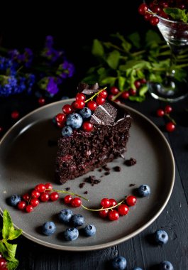 Yaban mersinli çikolatalı pasta, böğürtlen ve böğürtlen. koyu arkaplan