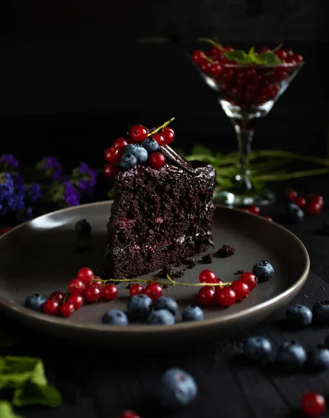 Koyu renkli böğürtlenli lezzetli çikolatalı pasta.
