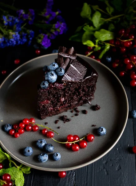Kremalı ve fındıklı çikolatalı pasta, seçici odaklanma