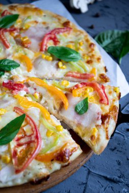 Jambonlu, domatesli ve mısırlı pizza