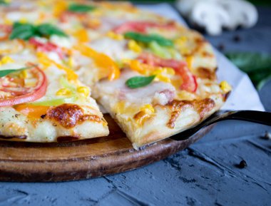 Göğüs eti, sosis, domates ve zeytinli pizza.