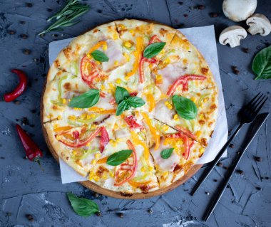 Göğüs eti, sosis, domates ve zeytinli pizza.