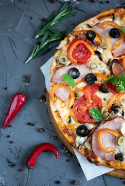 Göğüs eti, sosis, domates ve zeytinli pizza.