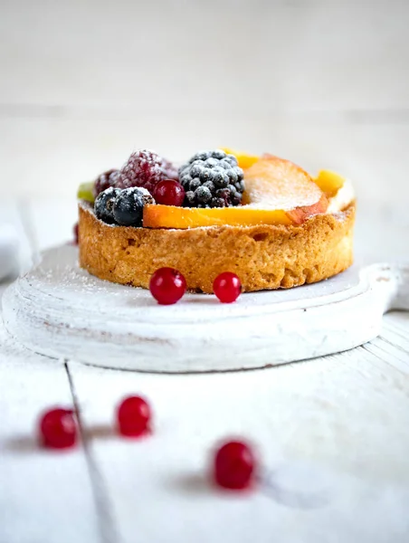 Beyaz arka planda böğürtlenli tatlı, yakın plan.