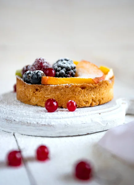 Beyaz arka planda böğürtlenli tatlı, yakın plan.