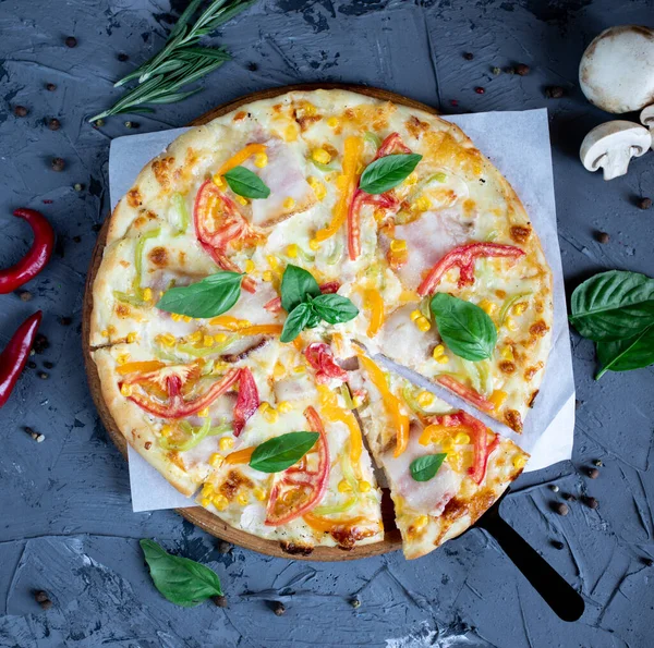 Jambonlu, domatesli ve mısırlı pizza