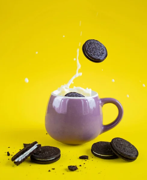 bir bardak süt fışkırmasını