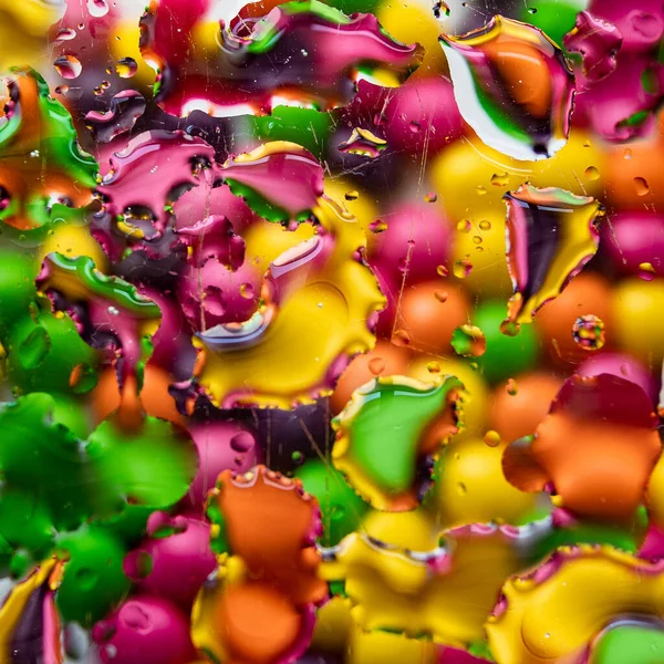 Renkli sıvı sıçramaları olan soyut arkaplan