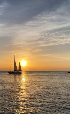 Akşamki gölde yelkenli.