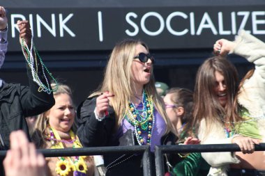 Budlight Parade 2022 St. Louis Mardi Gras 2022 kutlamaları sırasında. Tören Soulard-St. Louis, Missouri, ABD 'de düzenlenmektedir. ABD 'deki en büyük ikinci Mardi Gras kutlaması olduğu söyleniyor.. 