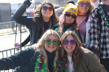 Budlight Parade 2022 St. Louis Mardi Gras 2022 kutlamaları sırasında. Tören Soulard-St. Louis, Missouri, ABD 'de düzenlenmektedir. ABD 'deki en büyük ikinci Mardi Gras kutlaması olduğu söyleniyor.. 