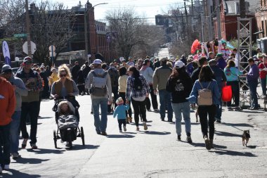 Soulard-St. Louis, Missouri, ABD 'nin St. Louis Mardi Gras 2022 yılı boyunca Purina Evcil Hayvan Yürüyüşü 2022' nin beklenen caddelerinde seyirciler kuyruk oluşturdu.
