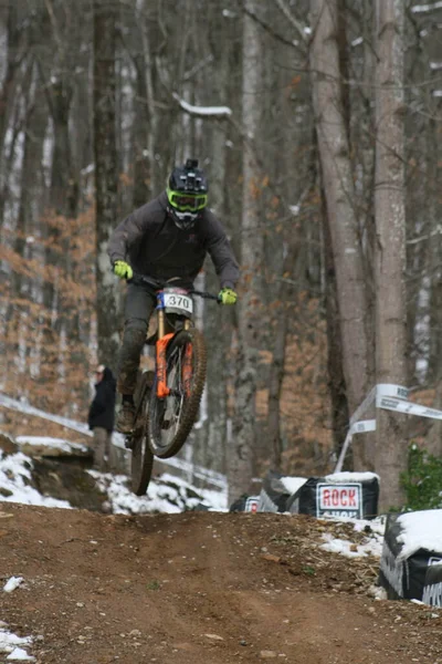 Tennessee Ulusal Dağ Bisiklet Festivali 2022 Oliver Springs, Tennessee, ABD 'deki Windrock Bisiklet Parkı' nda. Bu, Downhill olayı..
