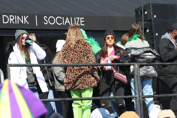Budlight Parade 2022 St. Louis Mardi Gras 2022 kutlamaları sırasında. Tören Soulard-St. Louis, Missouri, ABD 'de düzenlenmektedir. ABD 'deki en büyük ikinci Mardi Gras kutlaması olduğu söyleniyor.. 