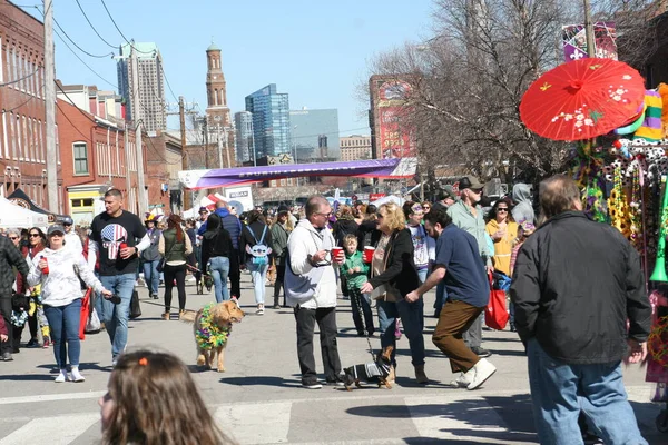 Purina Evcil Hayvan Yürüyüşü 2022 St. Louis Mardi Gras kutlamaları sırasında Soulard-St. Louis, Missouri, ABD.